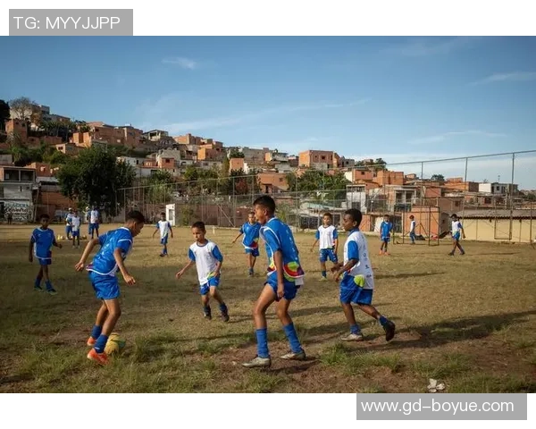 足球明星助力儿童梦想实现让小小球迷感受足球的魅力与激情 足球明星助力儿童梦想实现让小小球迷感受足球的魅力与激情